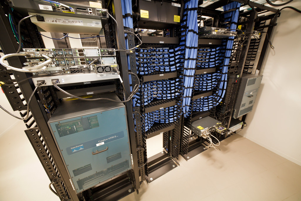 Rack de serveurs en salle technique